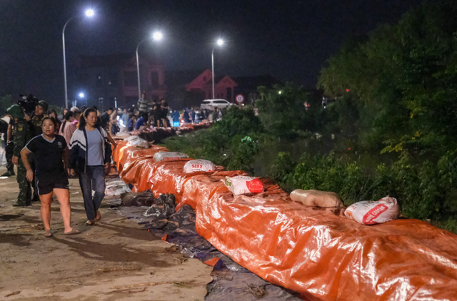 Locals, soldiers, police work through night to reinforce dikes in northern Vietnam
- Ảnh 1.