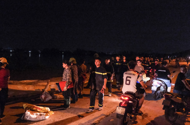 Locals, soldiers, police work through night to reinforce dikes in northern Vietnam
- Ảnh 2.