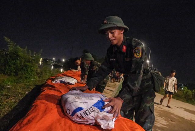 Locals, soldiers, police work through night to reinforce dikes in northern Vietnam
- Ảnh 3.