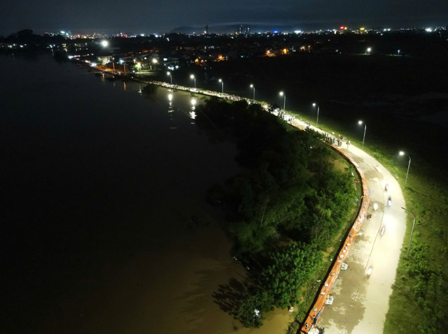 Locals, soldiers, police work through night to reinforce dikes in northern Vietnam
- Ảnh 4.