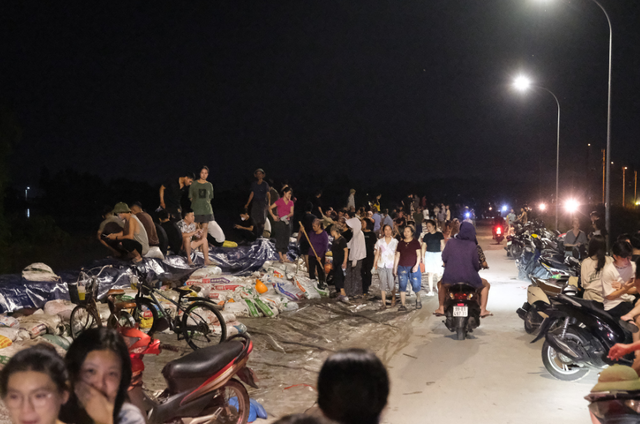 Locals, soldiers, police work through night to reinforce dikes in northern Vietnam
- Ảnh 5.