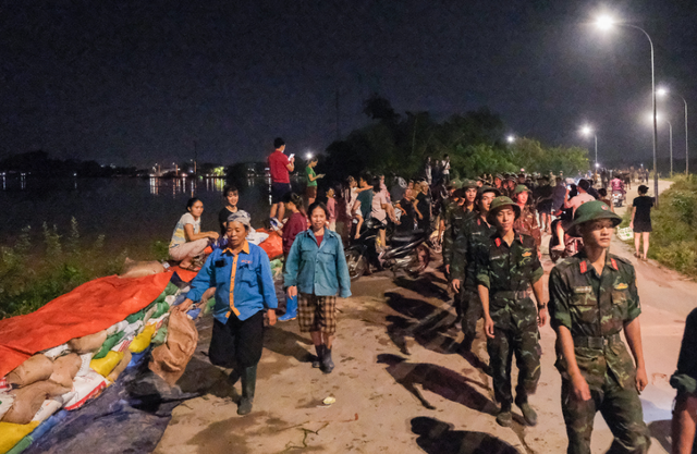 Locals, soldiers, police work through night to reinforce dikes in northern Vietnam
- Ảnh 6.