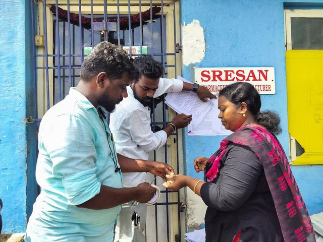 Indian police arrest owner of cough syrup company linked to deaths of 17 children- Ảnh 1. Indian police arrest owner of cough syrup company linked to deaths of 17 children- Ảnh 1.