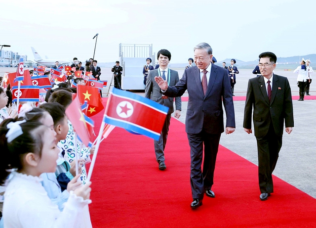 North Korea fires 21-gun salute to welcome Vietnam’s Party chief To Lam in Pyongyang- Ảnh 2.