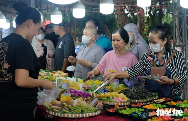 Ho Chi Minh City festival features 200 booths of vegetarian dishes and plant-based ingredients - Ảnh 1.