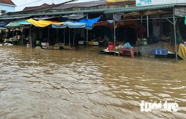 1 killed, another injured by electric shock in central Vietnam’s flooded market - Ảnh 1.