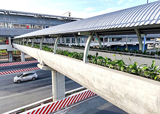 Ho Chi Minh City to install elevators at pedestrian bridges along metro line No. 1 - Ảnh 1.
