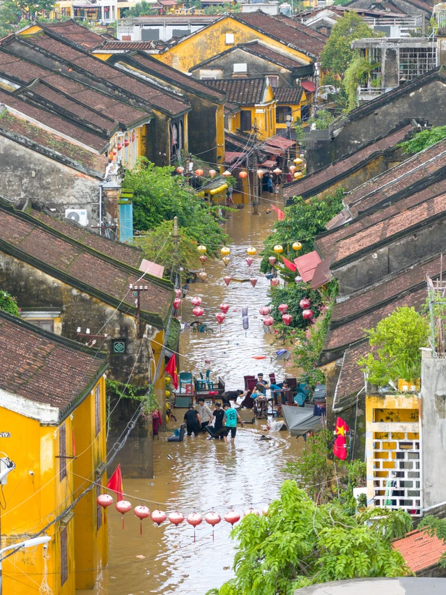 Vietnam’s Hoi An to reopen to tourists within days after historic floods - Ảnh 4. Vietnam’s Hoi An to reopen to tourists within days after historic floods - Ảnh 3.