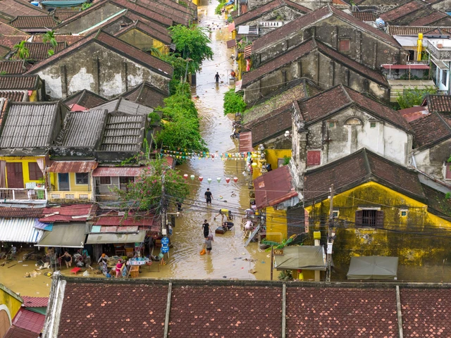 Vietnam’s Hoi An to reopen to tourists within days after historic floods - Ảnh 1. Vietnam’s Hoi An to reopen to tourists within days after historic floods - Ảnh 1.