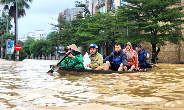 Death toll from floods in central Vietnam rises to 28, with 6 still missing - Ảnh 1.