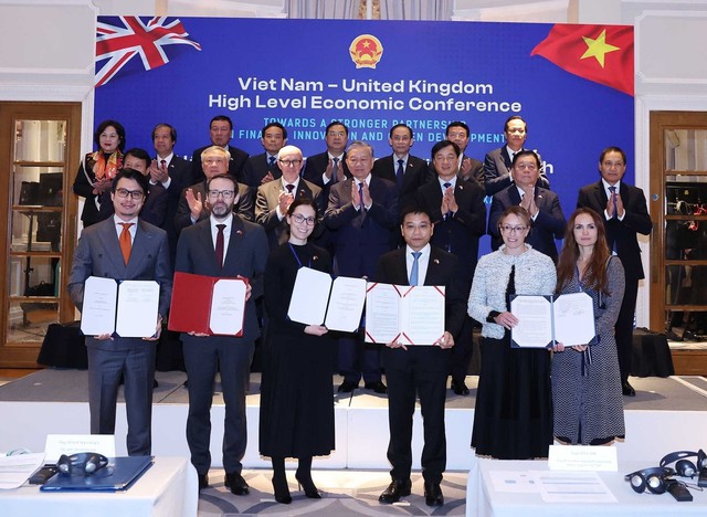 Vietnam, UK sign clean energy, green finance partnerships- Ảnh 2. Vietnam, UK sign clean energy, green finance partnerships- Ảnh 2.