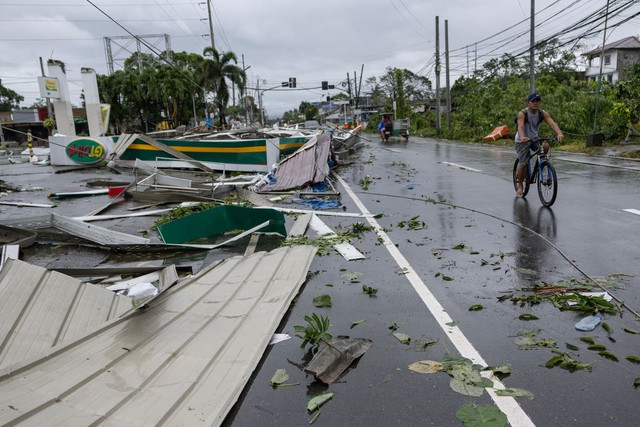 Two dead, one million evacuated as Typhoon Fung-wong slams into the Philippines - Ảnh 5.