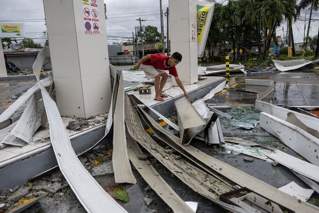 Two dead, one million evacuated as Typhoon Fung-wong slams into the Philippines - Ảnh 6.