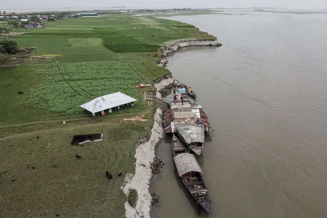 When rivers swallow land: Bangladesh’s endless battle with erosion- Ảnh 1.