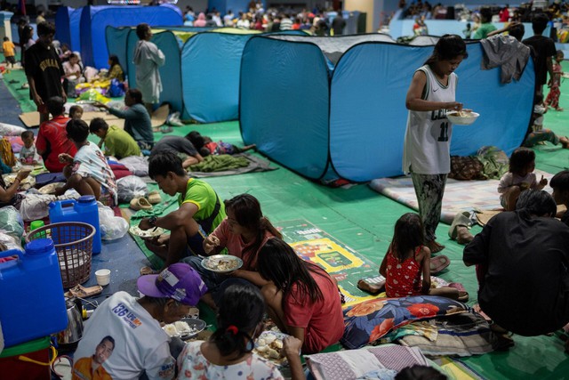 Two dead, one million evacuated as Typhoon Fung-wong slams into the Philippines - Ảnh 4.