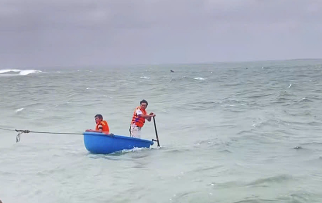 What strength saved 3 men adrift at sea for 2 days in Vietnam? 
- Ảnh 2.