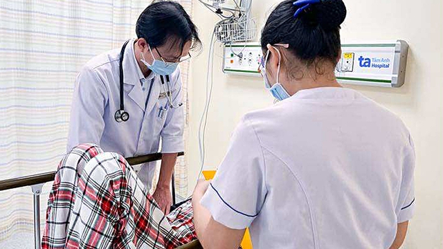 ‘Banh mi’ poisoning outbreaks in Vietnam expose weaknesses in large-scale food safety management - Ảnh 1.