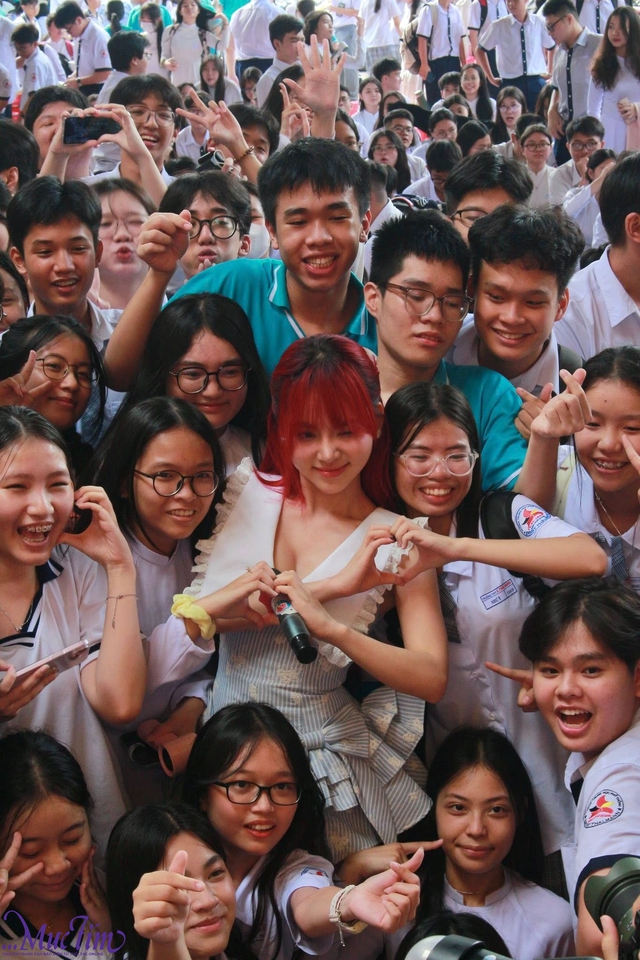 Ngô Lan Hương lần đầu tiết lộ tình yêu tuổi học trò cùng teen Trường THPT Ten Lơ Man- Ảnh 6.