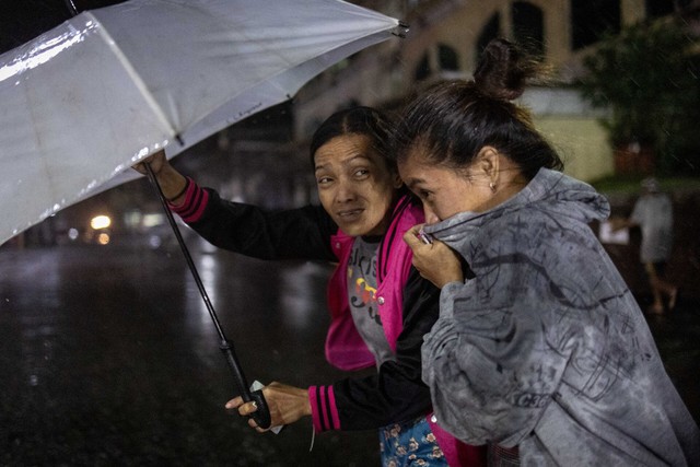 Two dead, one million evacuated as Typhoon Fung-wong slams into the Philippines - Ảnh 7.