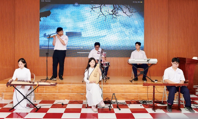 Teen rủ nhau chơi đàn bầu, đàn tranh, sáo...- Ảnh 1.