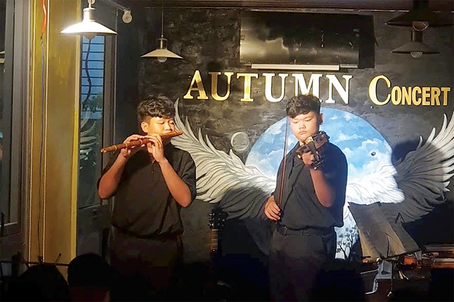 Teen rủ nhau chơi đàn bầu, đàn tranh, sáo...- Ảnh 5.