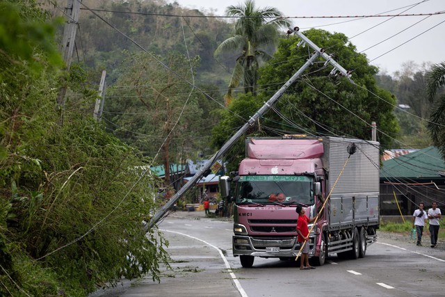 Two dead, one million evacuated as Typhoon Fung-wong slams into the Philippines - Ảnh 1.