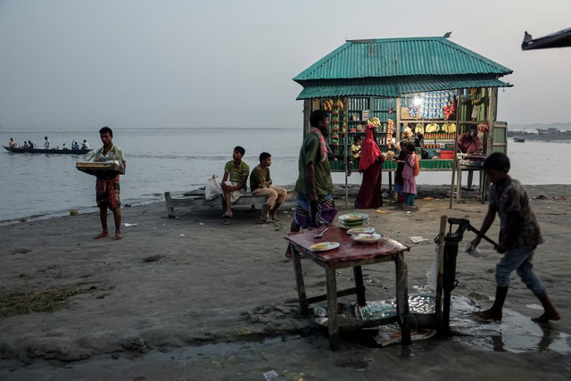 When rivers swallow land: Bangladesh’s endless battle with erosion- Ảnh 2.