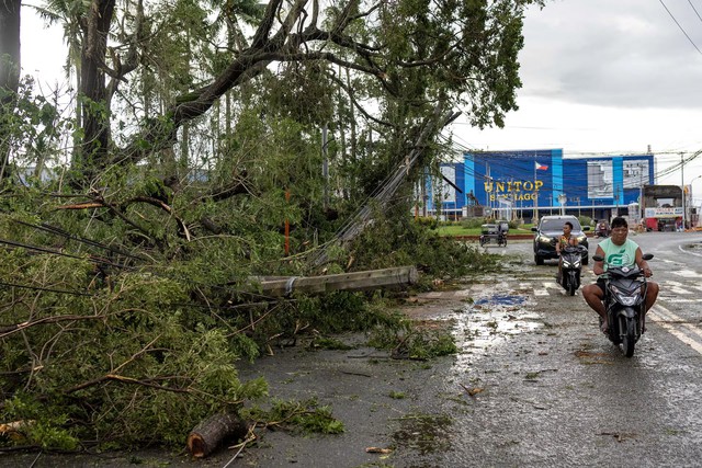 Two dead, one million evacuated as Typhoon Fung-wong slams into the Philippines - Ảnh 3.