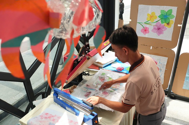 Vietnam designer weaves green dream from discarded plastic- Ảnh 7. Vietnam designer weaves green dream from discarded plastic- Ảnh 7.