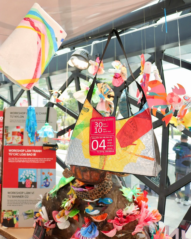 Vietnam designer weaves green dream from discarded plastic- Ảnh 6. Vietnam designer weaves green dream from discarded plastic- Ảnh 6.