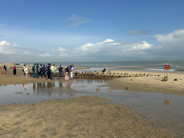 Centuries-old shipwreck exposed on Vietnam beach after storm Kalmaegi- Ảnh 2.