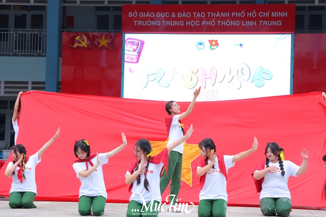 Học sinh Trường THPT Linh Trung cháy hết mình với hội thi flashmob mừng 20-11- Ảnh 14.