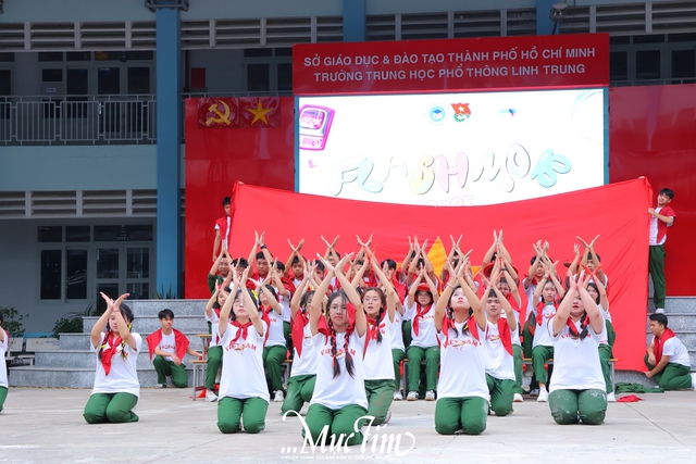 Học sinh Trường THPT Linh Trung cháy hết mình với hội thi flashmob mừng 20-11- Ảnh 15.