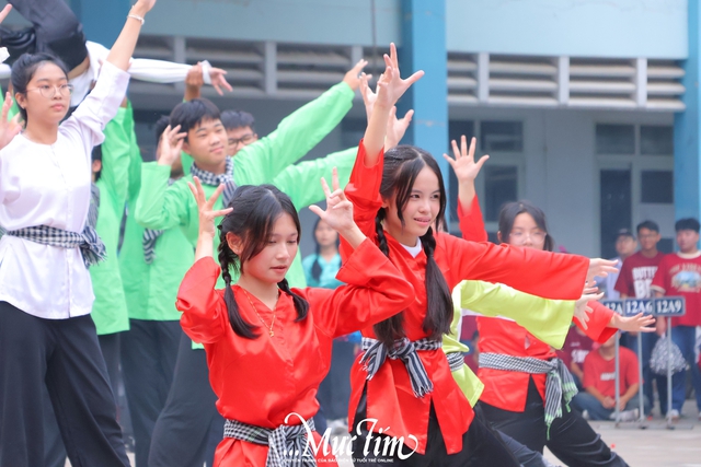 Học sinh Trường THPT Linh Trung cháy hết mình với hội thi flashmob mừng 20-11- Ảnh 18.