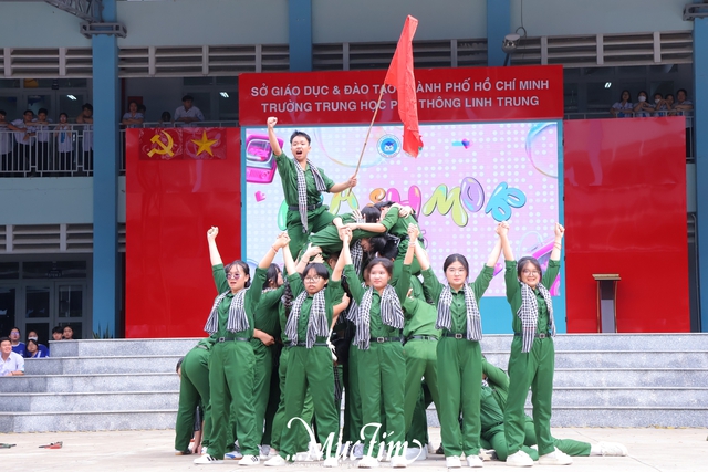 Học sinh Trường THPT Linh Trung cháy hết mình với hội thi flashmob mừng 20-11- Ảnh 6.