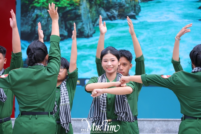 Học sinh Trường THPT Linh Trung cháy hết mình với hội thi flashmob mừng 20-11- Ảnh 7.