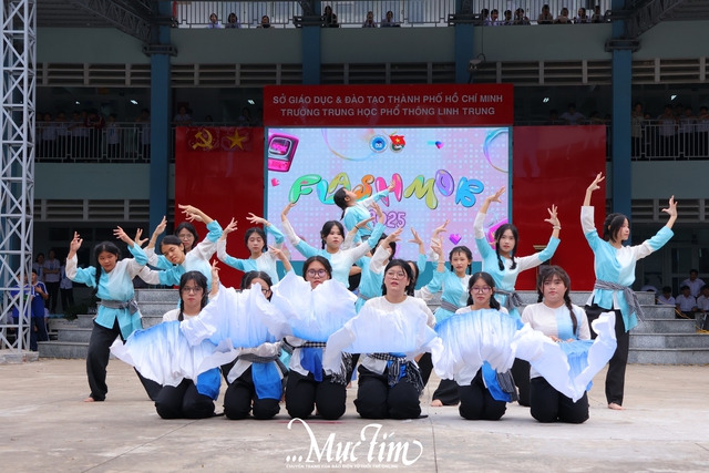 Học sinh Trường THPT Linh Trung cháy hết mình với hội thi flashmob mừng 20-11- Ảnh 2.