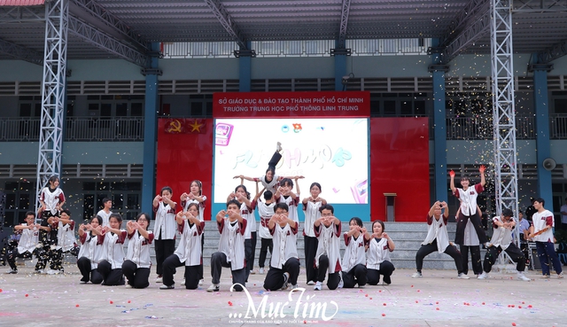 Học sinh Trường THPT Linh Trung cháy hết mình với hội thi flashmob mừng 20-11- Ảnh 12.