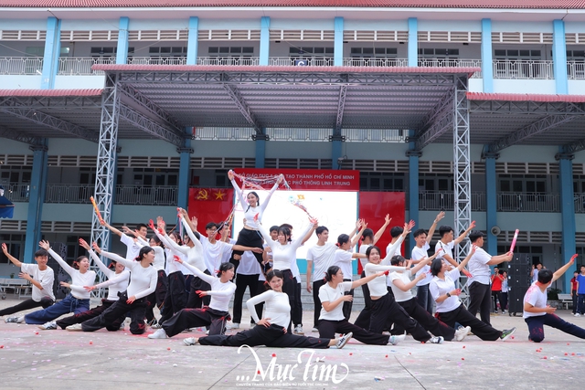 Học sinh Trường THPT Linh Trung cháy hết mình với hội thi flashmob mừng 20-11- Ảnh 13.