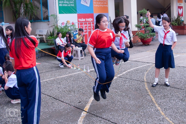 Teen Trường THPT Lương Thế Vinh nhảy flashmob, kéo co trong giờ ra chơi trải nghiệm- Ảnh 2.