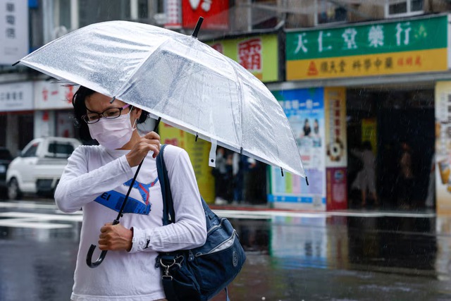 Taiwan evacuates 3,000 ahead of arrival of typhoon Fung-wong- Ảnh 2.