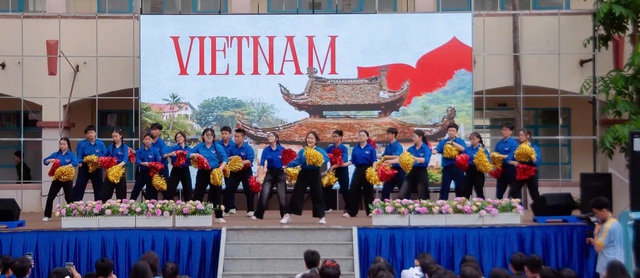 Teen Trường THPT Lương Thế Vinh nhảy flashmob, kéo co trong giờ ra chơi trải nghiệm- Ảnh 1.