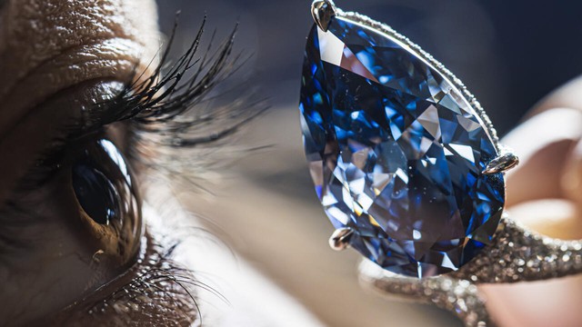 Mellon Blue diamond sells for $25.6 million- Ảnh 1.