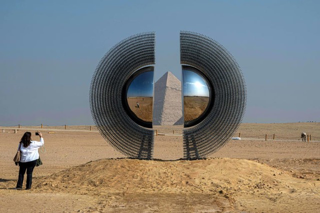 Monumental art displayed in shade of Egypt's pyramids- Ảnh 2. Monumental art displayed in shade of Egypt's pyramids- Ảnh 2.