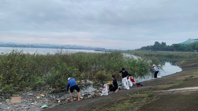 Every weekend, these volunteers pick up trash to keep Vietnam’s Buon Ma Thuot clean- Ảnh 2. Every weekend, these volunteers pick up trash to keep Vietnam’s Buon Ma Thuot clean- Ảnh 2.