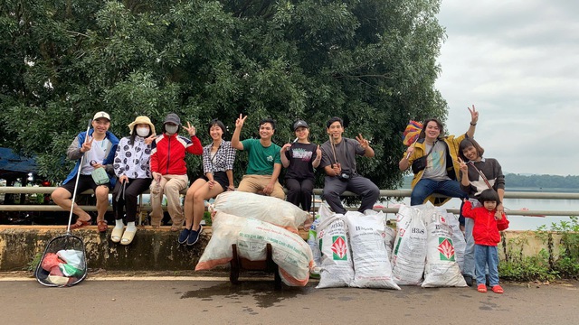 Every weekend, these volunteers pick up trash to keep Vietnam’s Buon Ma Thuot clean- Ảnh 1. Every weekend, these volunteers pick up trash to keep Vietnam’s Buon Ma Thuot clean- Ảnh 1.