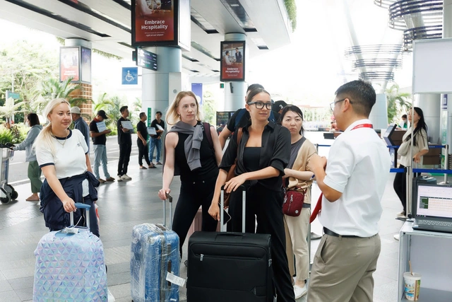 Da Nang to welcome 72,000 Russian, CIS tourists on charter flights next year- Ảnh 1.