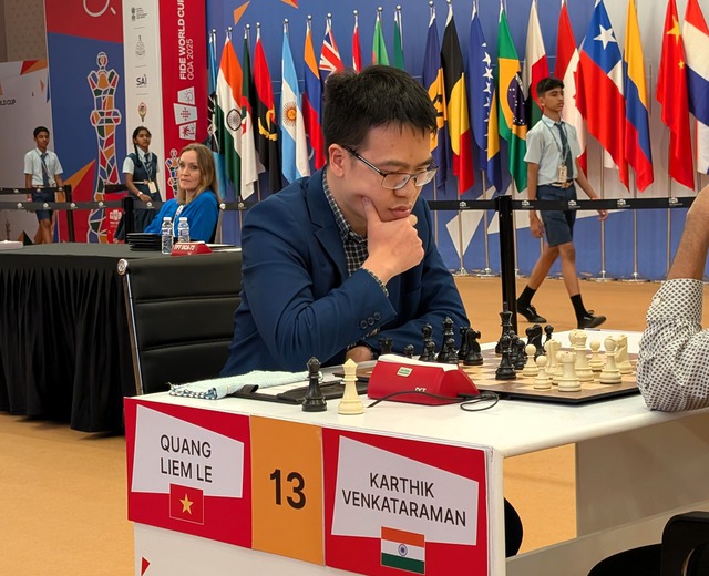Vietnam’s Le Quang Liem reaches chess World Cup round of 16 with historic win - Ảnh 1.