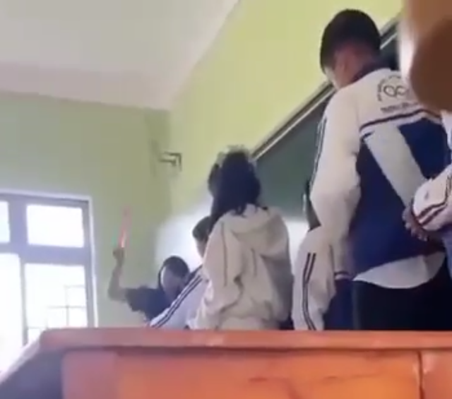 In Vietnam, teacher fired for hitting students with plastic ruler- Ảnh 1. In Vietnam, teacher fired for hitting students with plastic ruler- Ảnh 1.