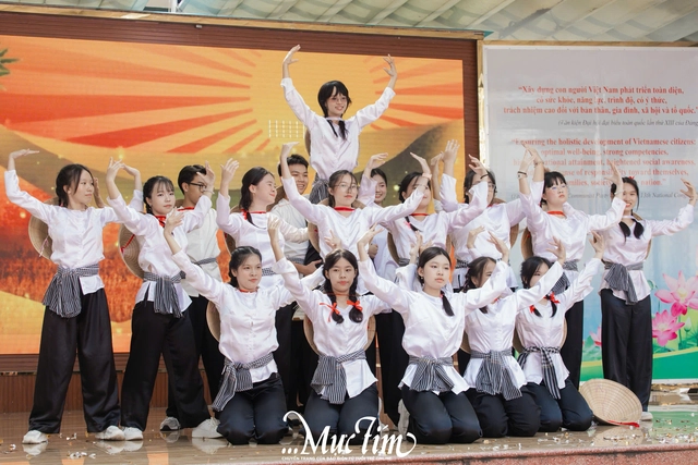 Teen Trường THPT Nguyễn Hữu Huân kể chuyện văn hóa, lịch sử tại văn nghệ tri ân - Ảnh 9.